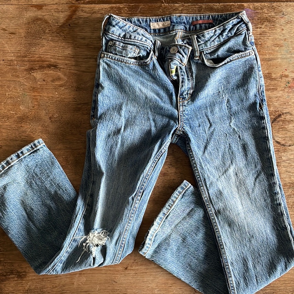 Woman’s distressed pilcro jeans. Size 25 in excellent condition.